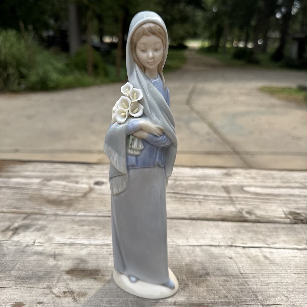 LLADRO Girl with Calla Lilies #4650 Retired 1998 Chipped Lilly Porcelain Figure